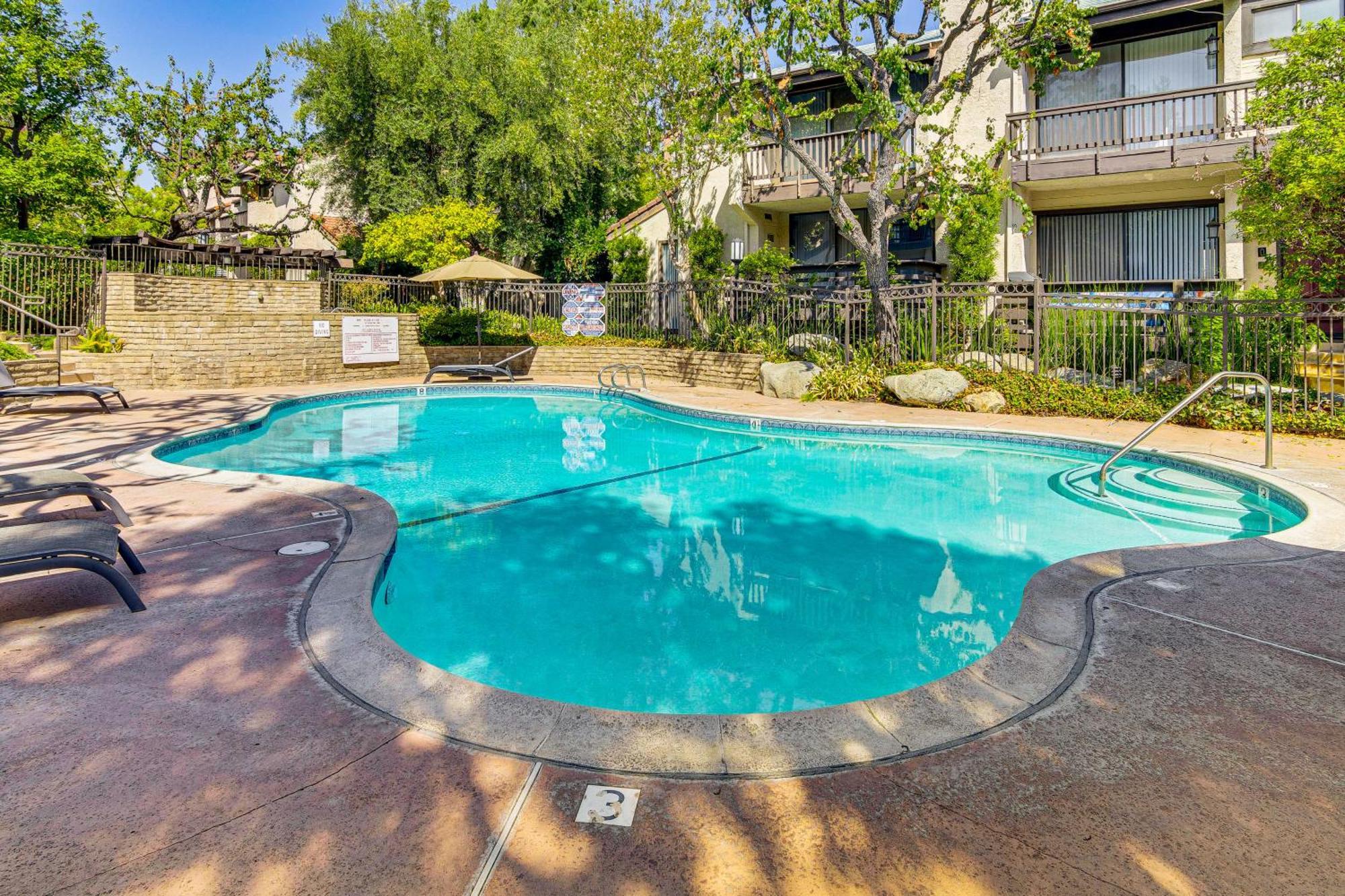 Chic Unit With Balconies And Pool In Woodland Hills! Holiday home