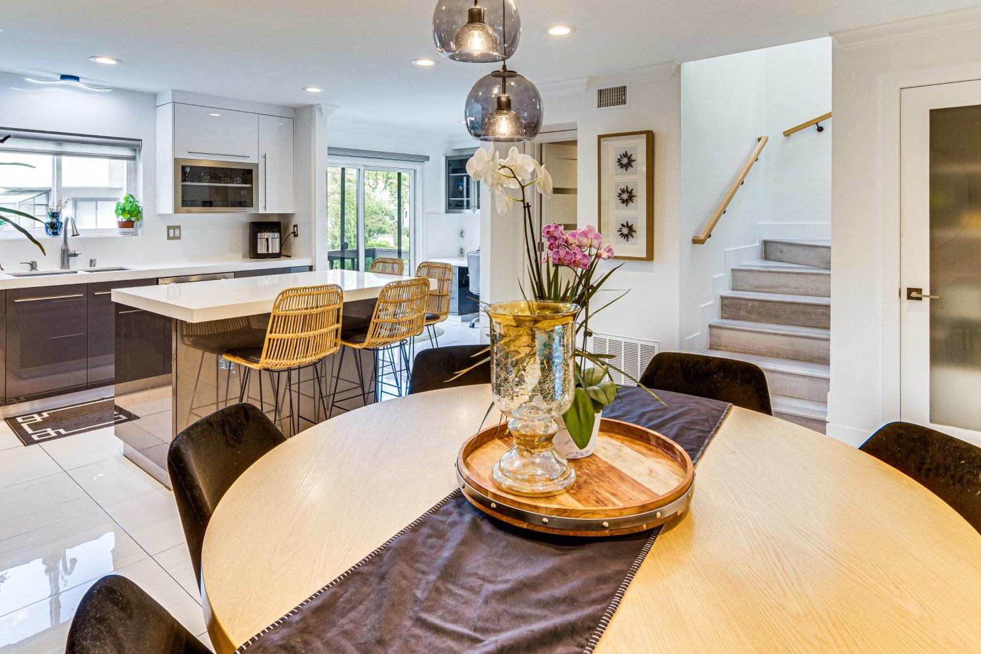 Chic Unit With Balconies And Pool In Woodland Hills! Holiday home *