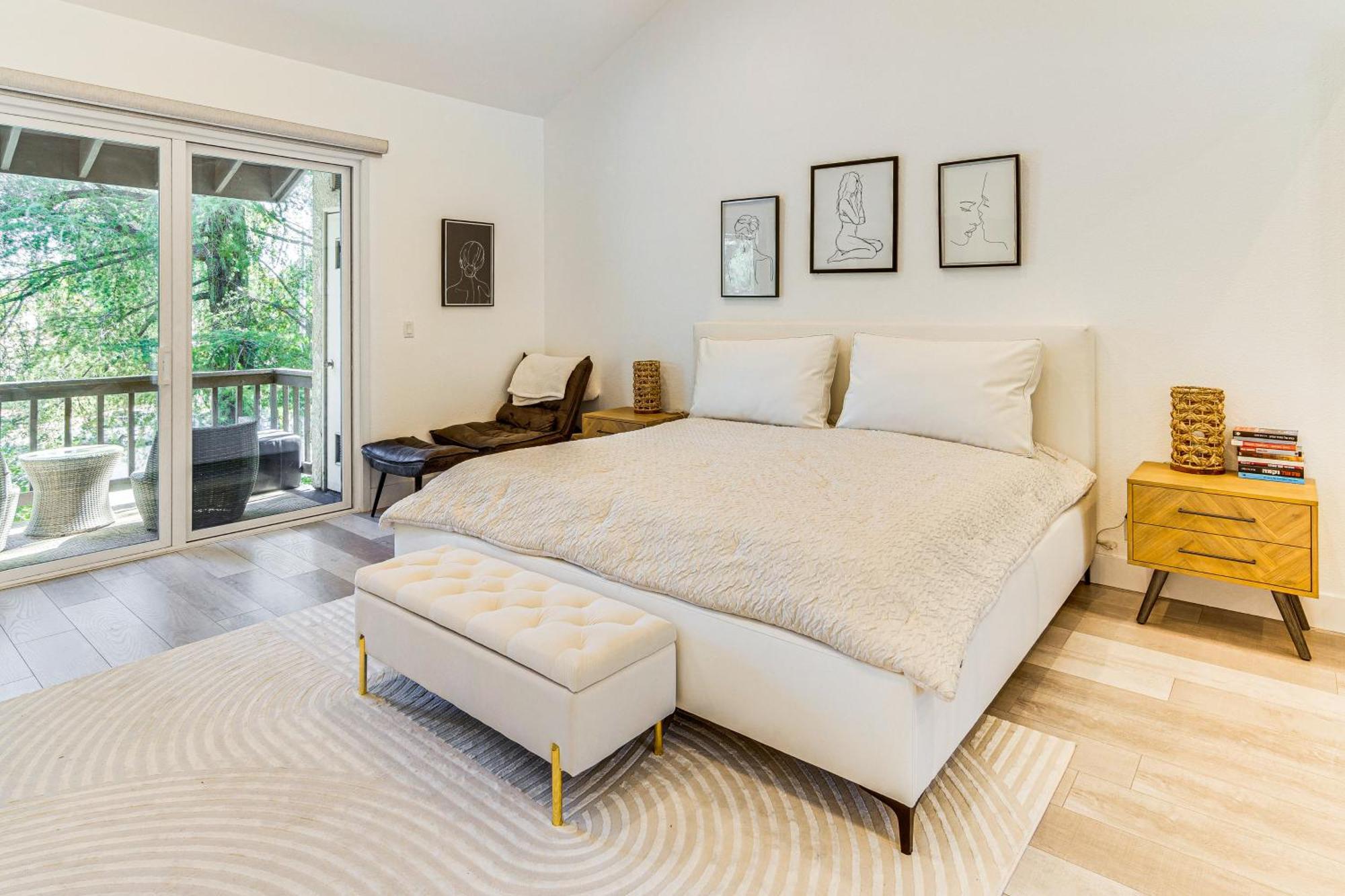Holiday home Chic Unit With Balconies And Pool In Woodland Hills! Los Angeles