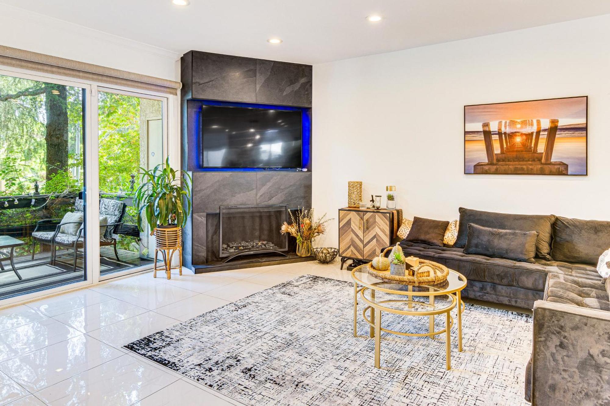 Chic Unit With Balconies And Pool In Woodland Hills! *