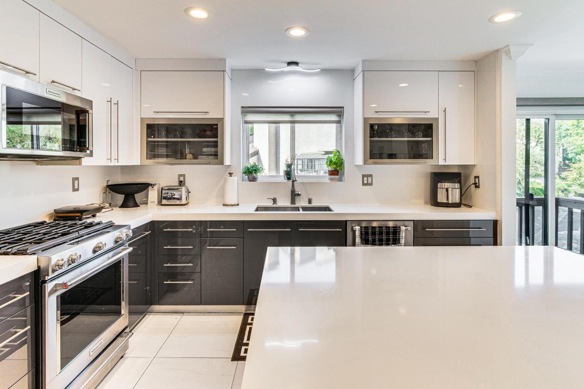 Chic Unit With Balconies And Pool In Woodland Hills! Los Angeles