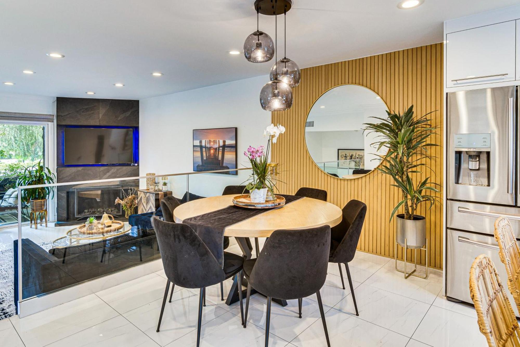 Chic Unit With Balconies And Pool In Woodland Hills! Holiday home Los Angeles
