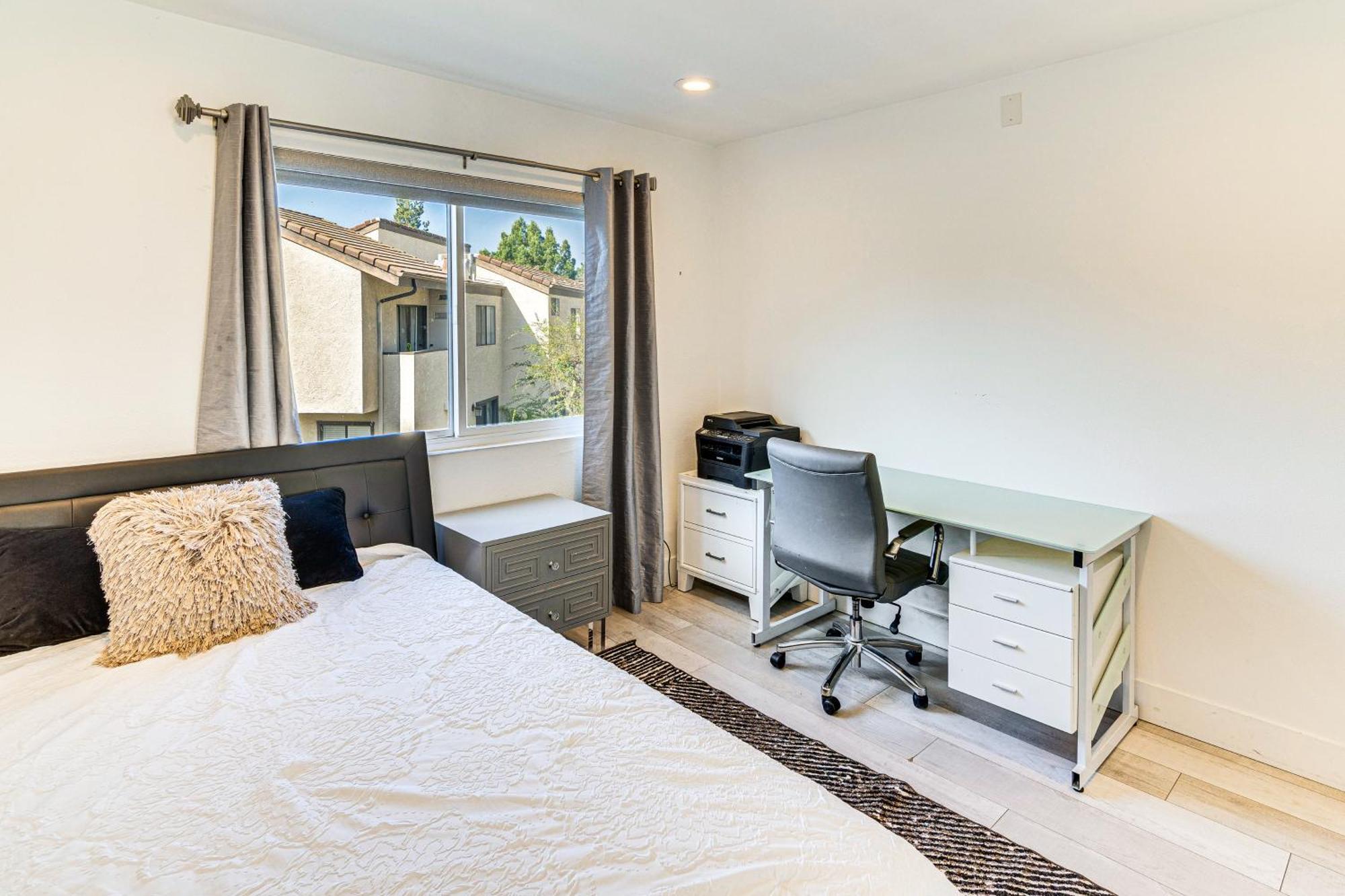 Holiday home Chic Unit With Balconies And Pool In Woodland Hills! *