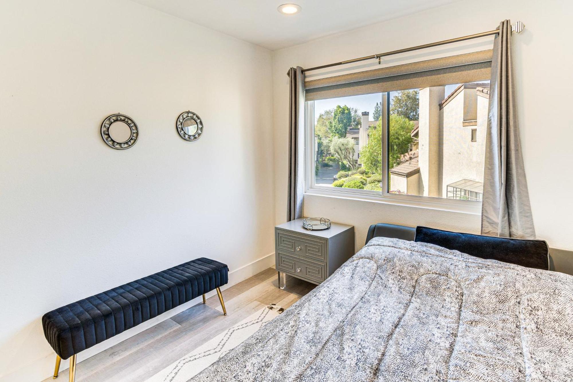 Chic Unit With Balconies And Pool In Woodland Hills! Holiday home Los Angeles