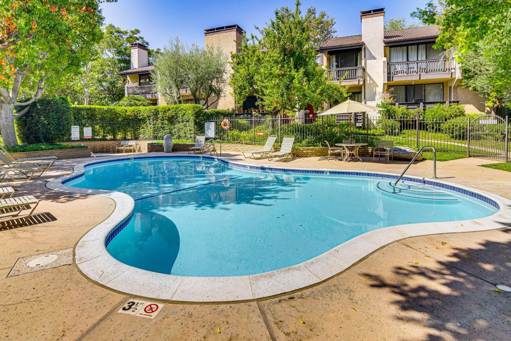 Chic Unit With Balconies And Pool In Woodland Hills! Los Angeles
