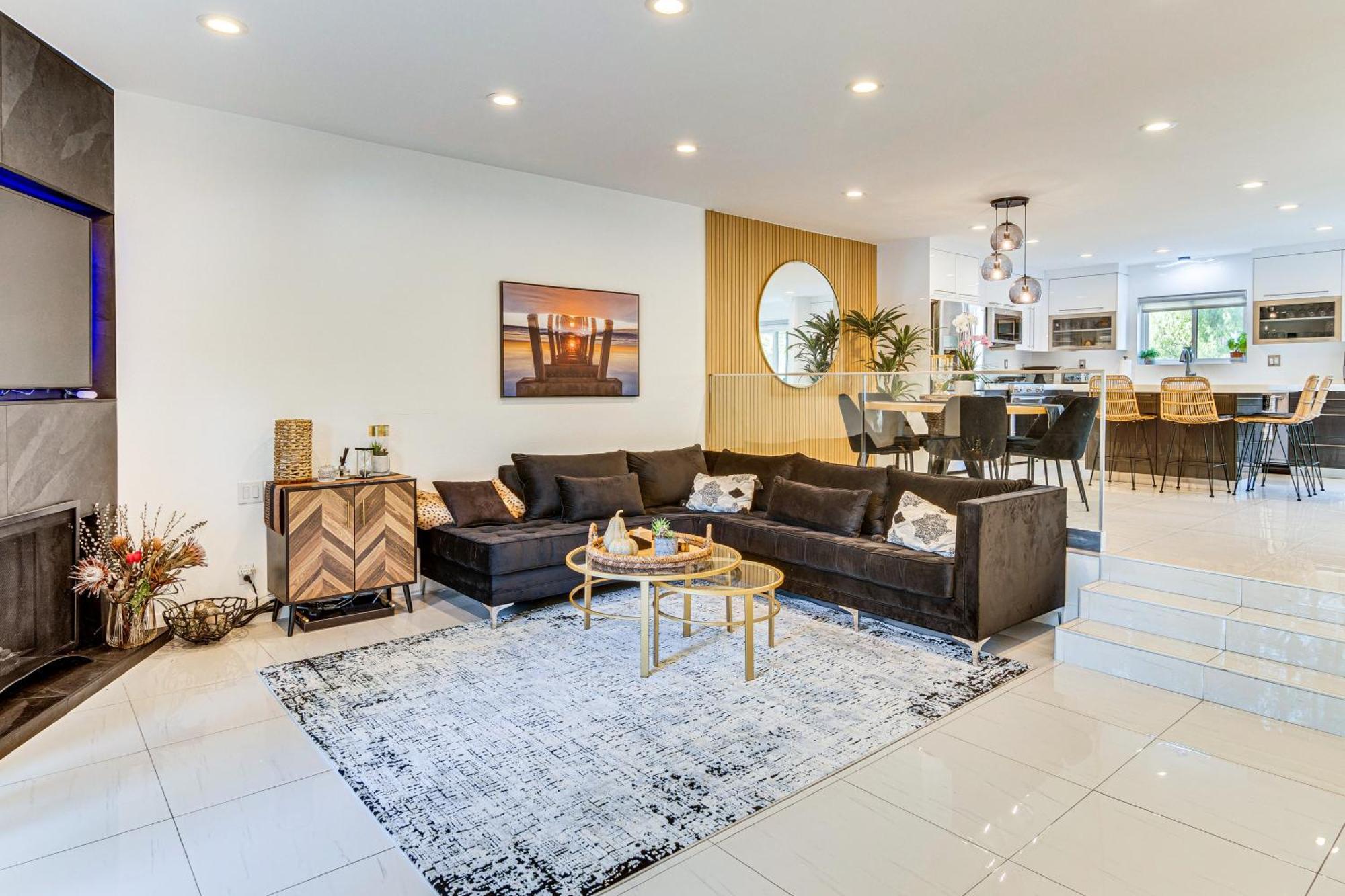 Chic Unit With Balconies And Pool In Woodland Hills! * Los Angeles