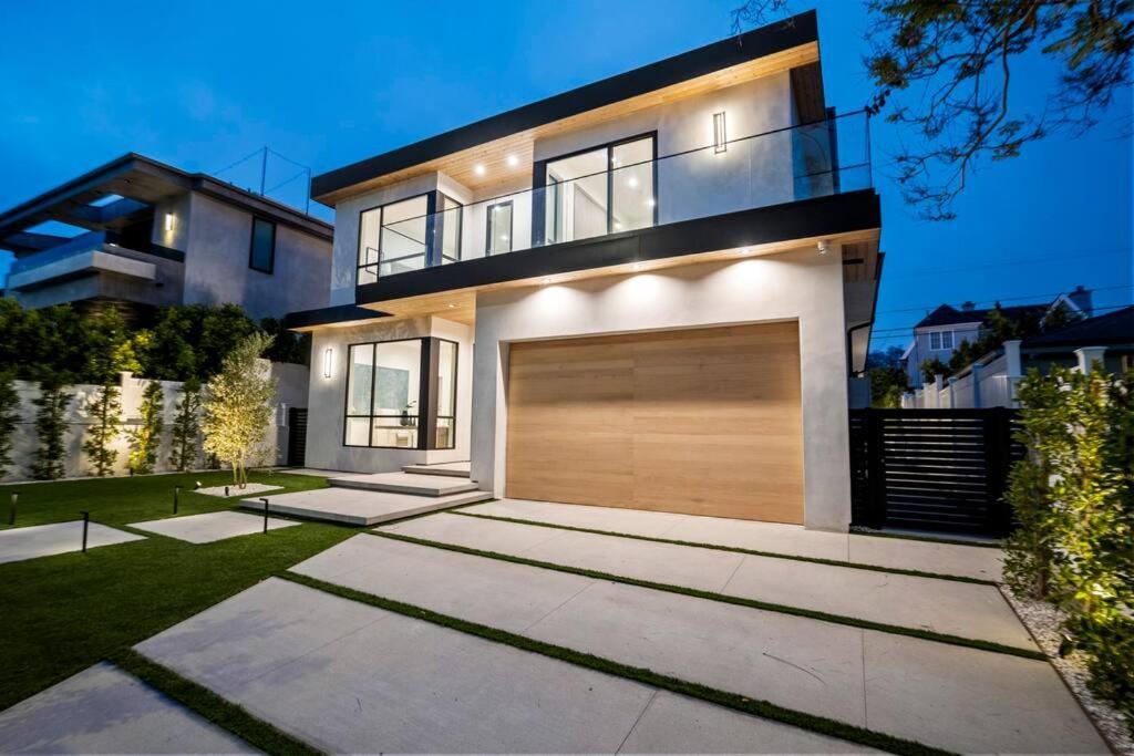 Ultra Luxe Modern Mansion With Roof Deck Pool &