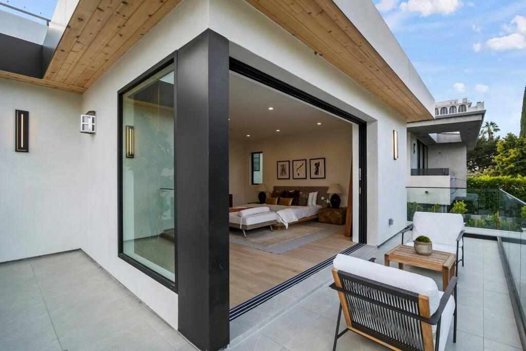 Ultra Luxe Modern Mansion With Roof Deck Pool & Apartment