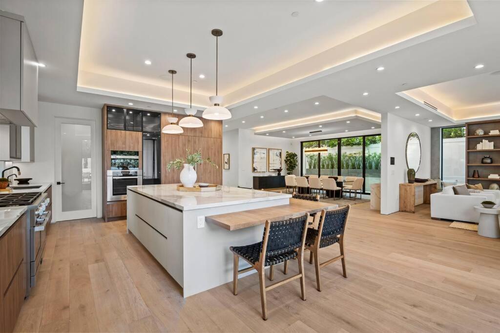 Ultra Luxe Modern Mansion With Roof Deck Pool & Apartment *