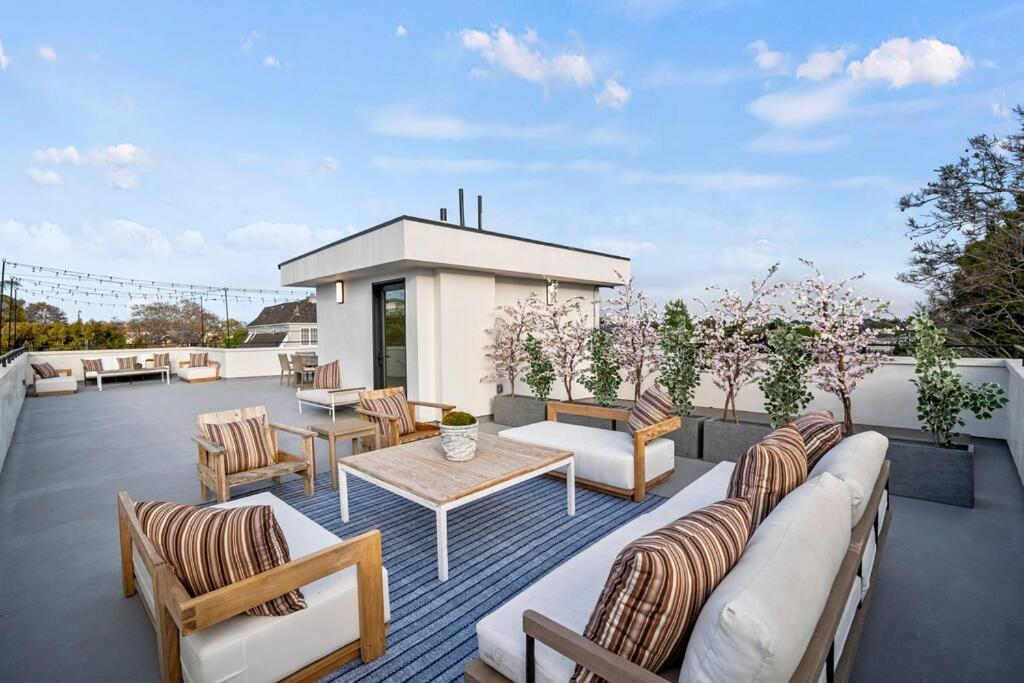 Ultra Luxe Modern Mansion With Roof Deck Pool & Apartment