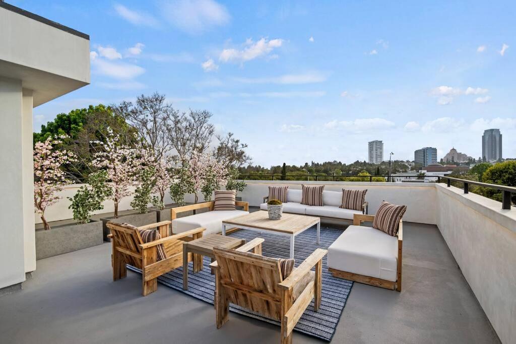 Ultra Luxe Modern Mansion With Roof Deck Pool & Apartment *