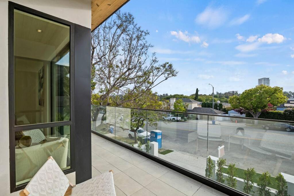 Ultra Luxe Modern Mansion With Roof Deck Pool & Los Angeles