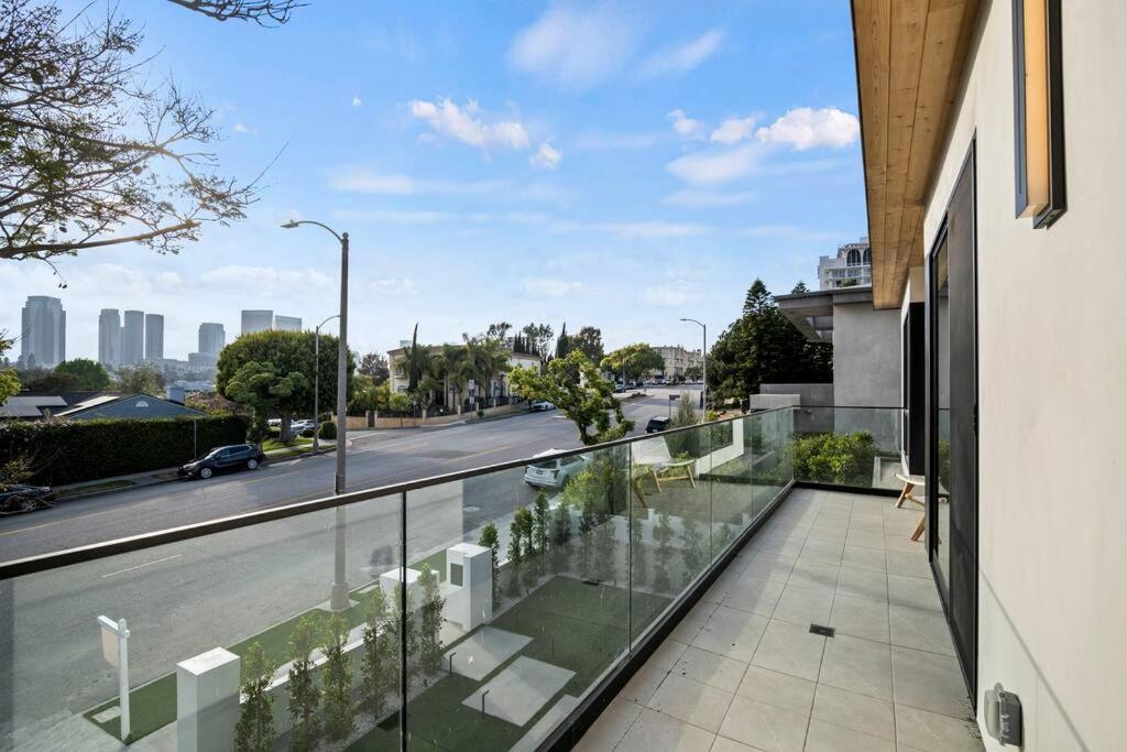 Ultra Luxe Modern Mansion With Roof Deck Pool &