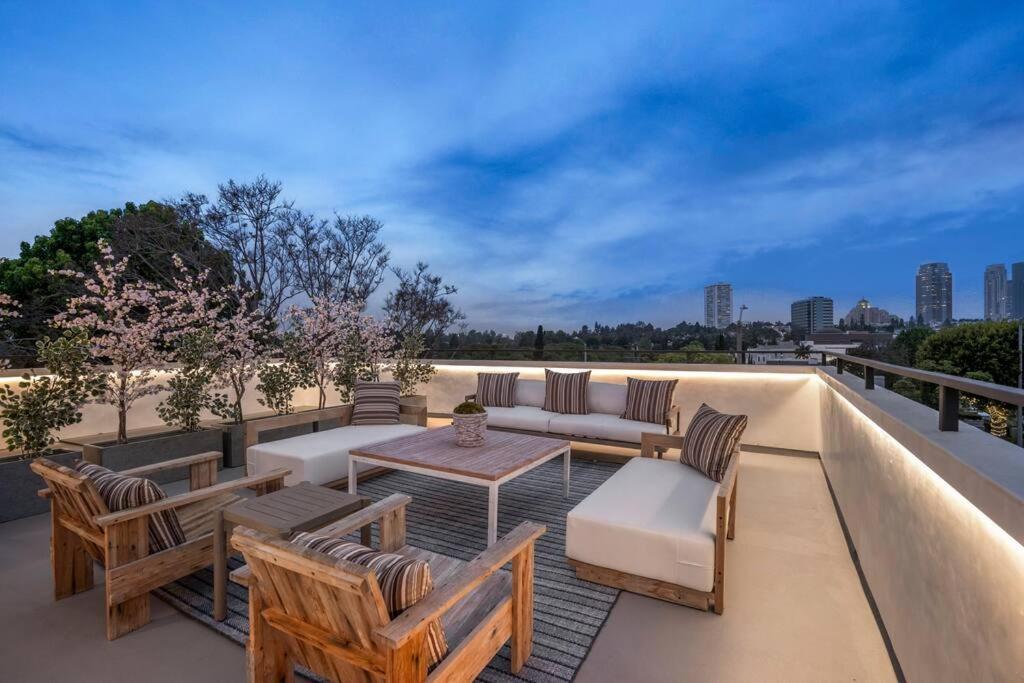 Ultra Luxe Modern Mansion With Roof Deck Pool &