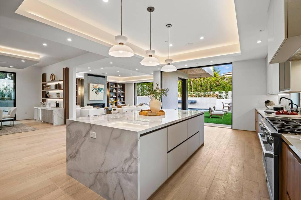 Ultra Luxe Modern Mansion With Roof Deck Pool & Apartment *