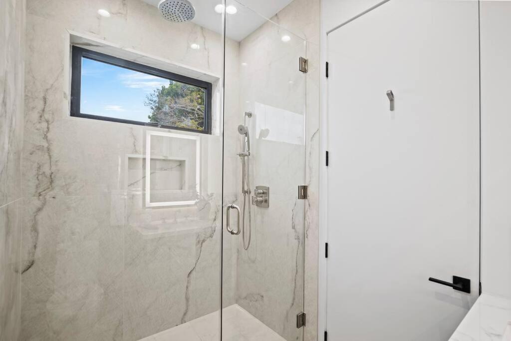 Apartment Ultra Luxe Modern Mansion With Roof Deck Pool & *