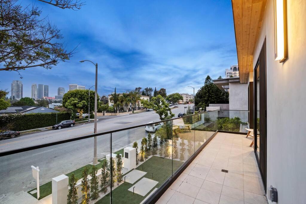 Ultra Luxe Modern Mansion With Roof Deck Pool & Los Angeles