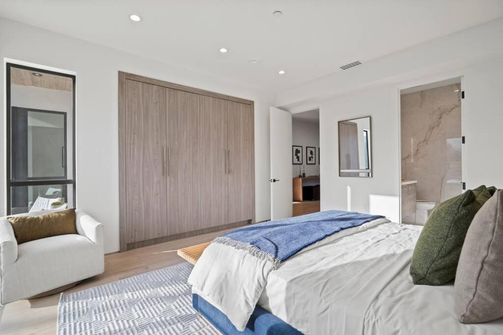 Ultra Luxe Modern Mansion With Roof Deck Pool & Apartment Los Angeles