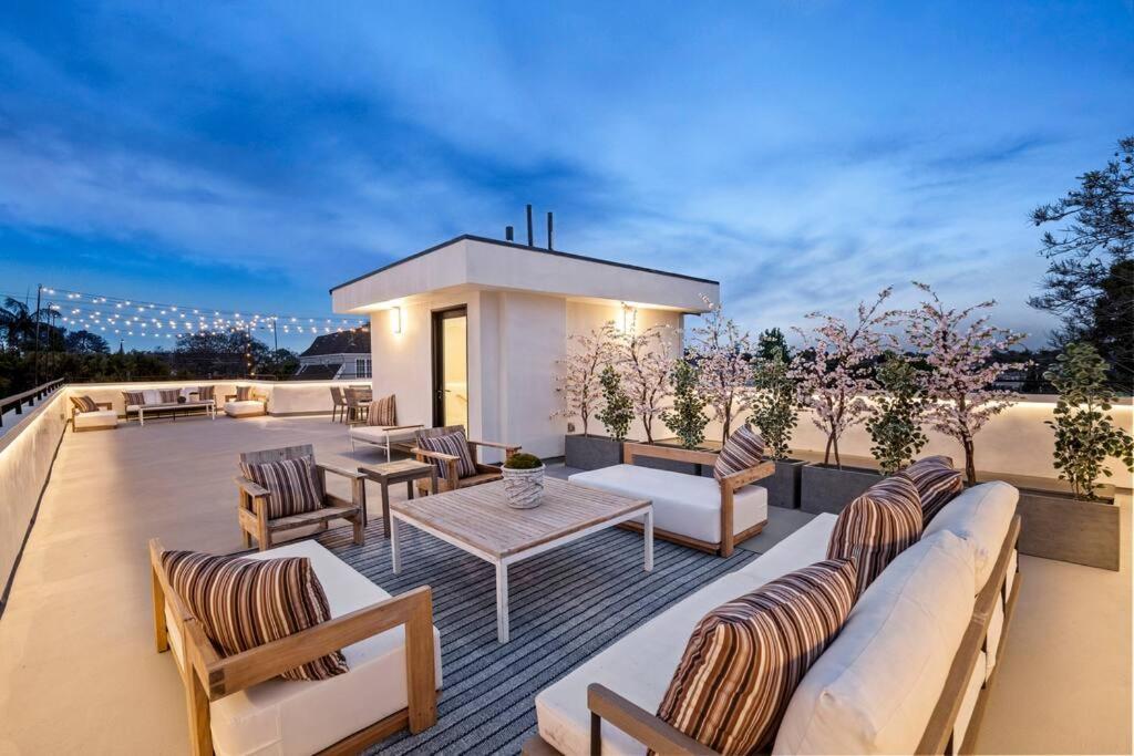 Ultra Luxe Modern Mansion With Roof Deck Pool & Apartment *