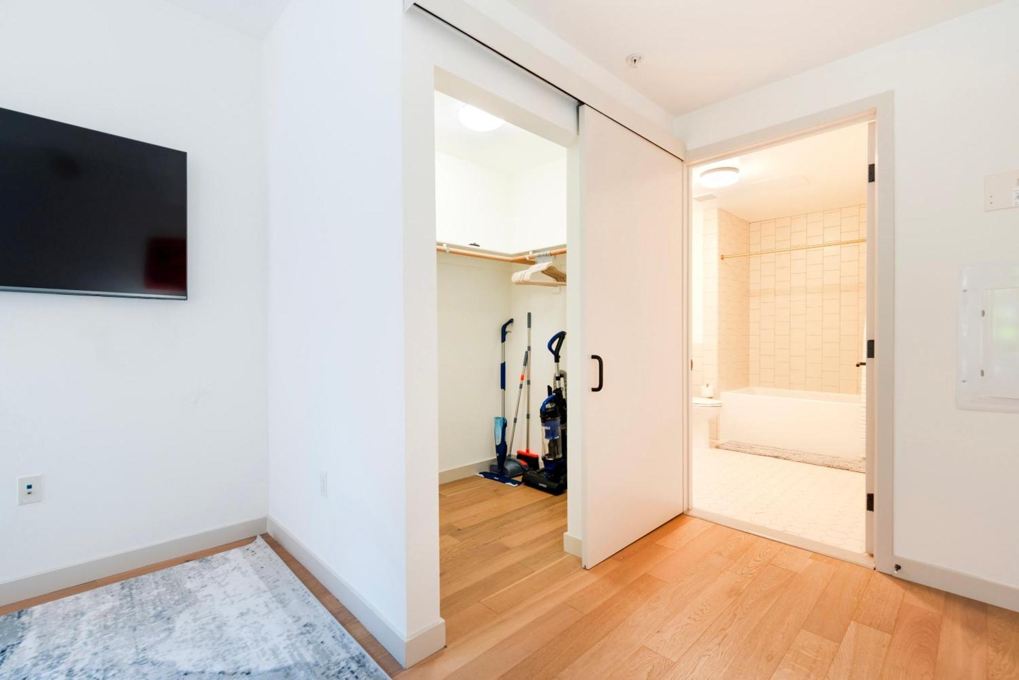 Hollywood 2 Bedroom La Na Apartment *