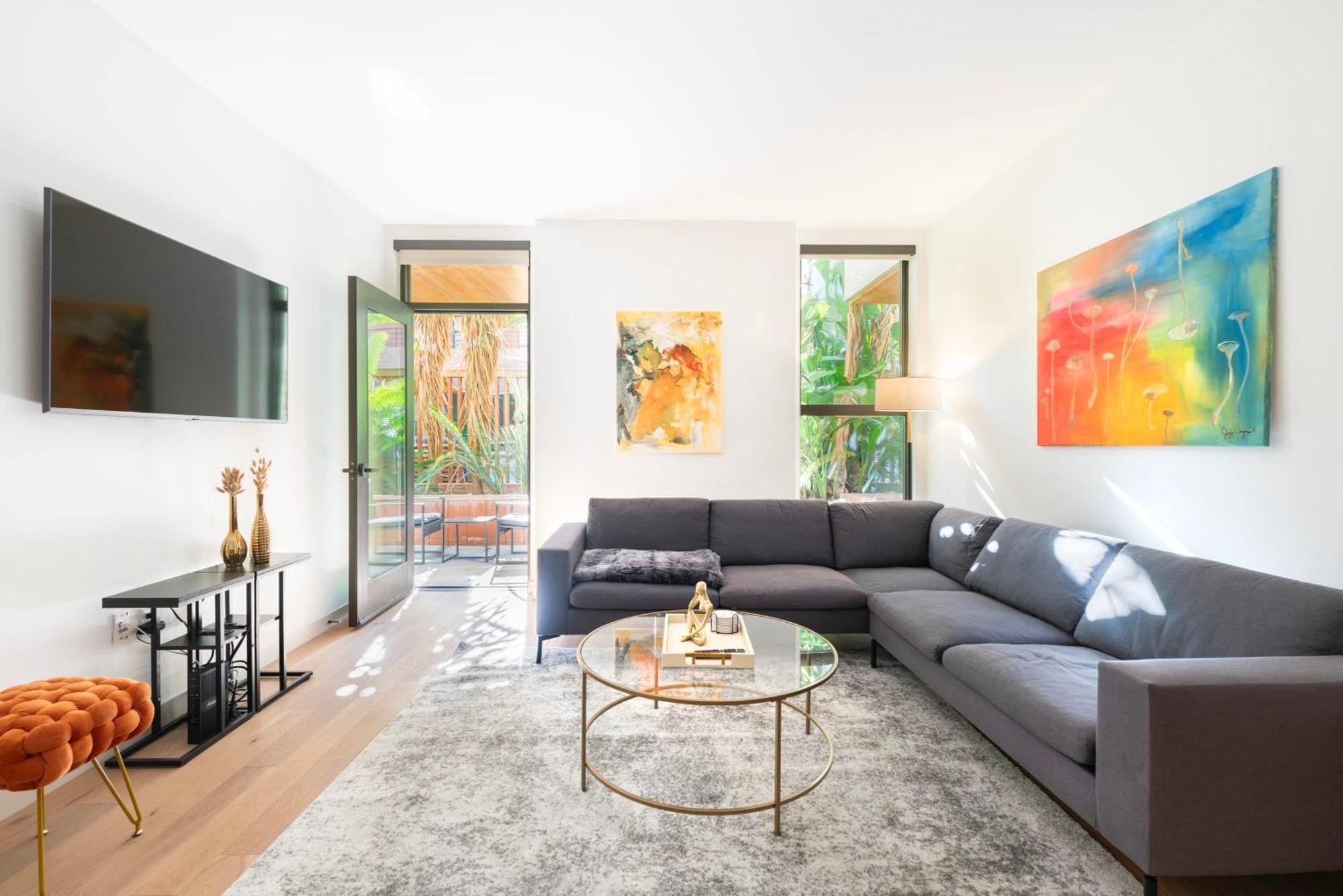Hollywood 2 Bedroom La Na Apartment Los Angeles