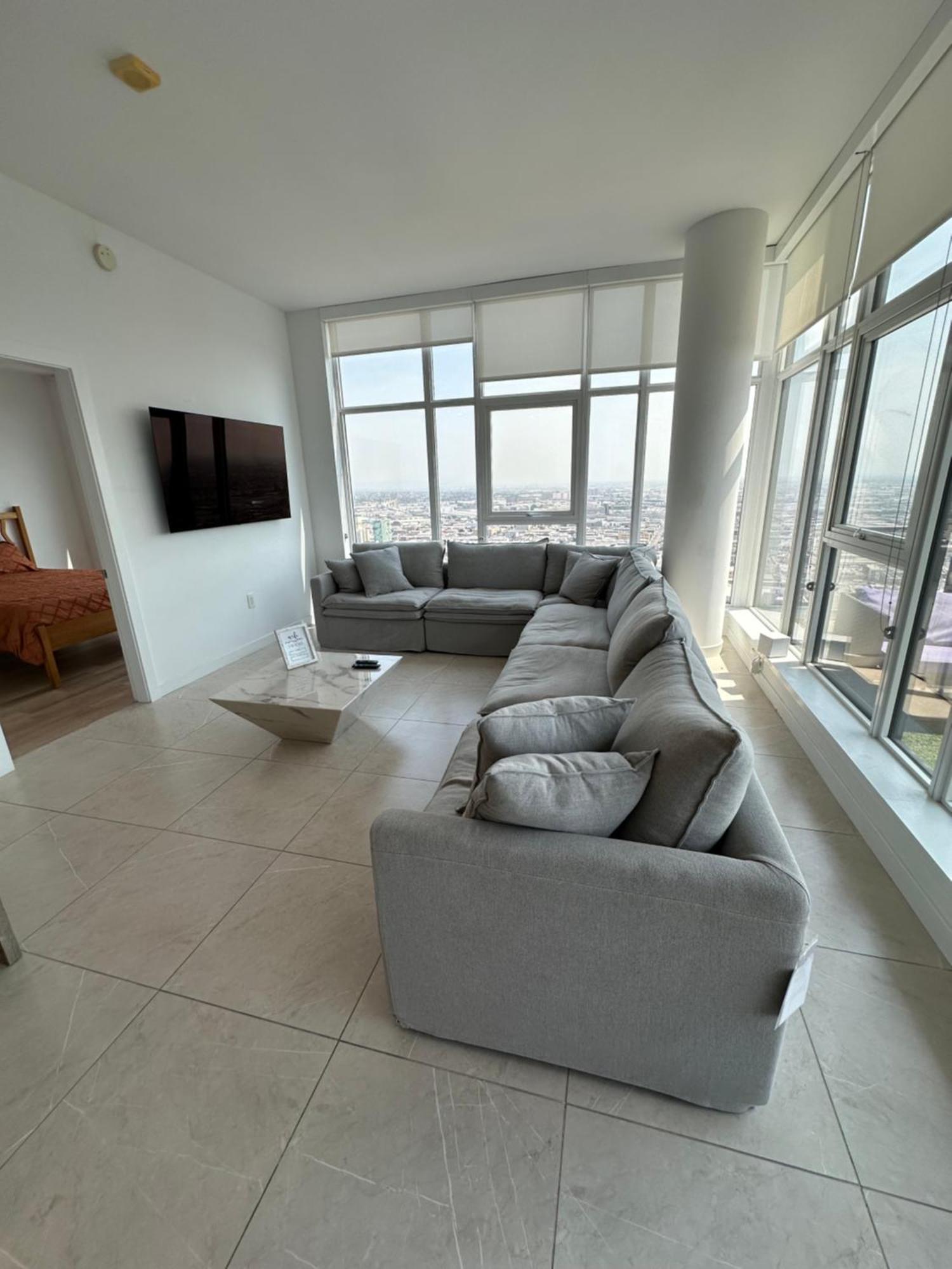 Apartment 2br Panoramic City Views!