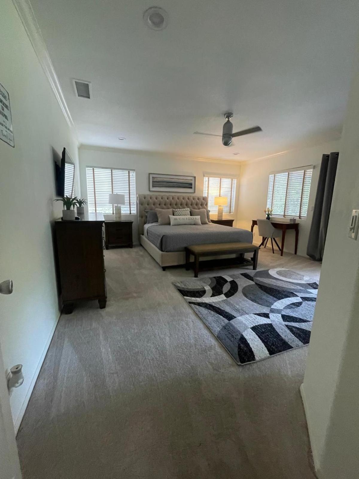 Woodland Hills Paradise Style Holiday home *