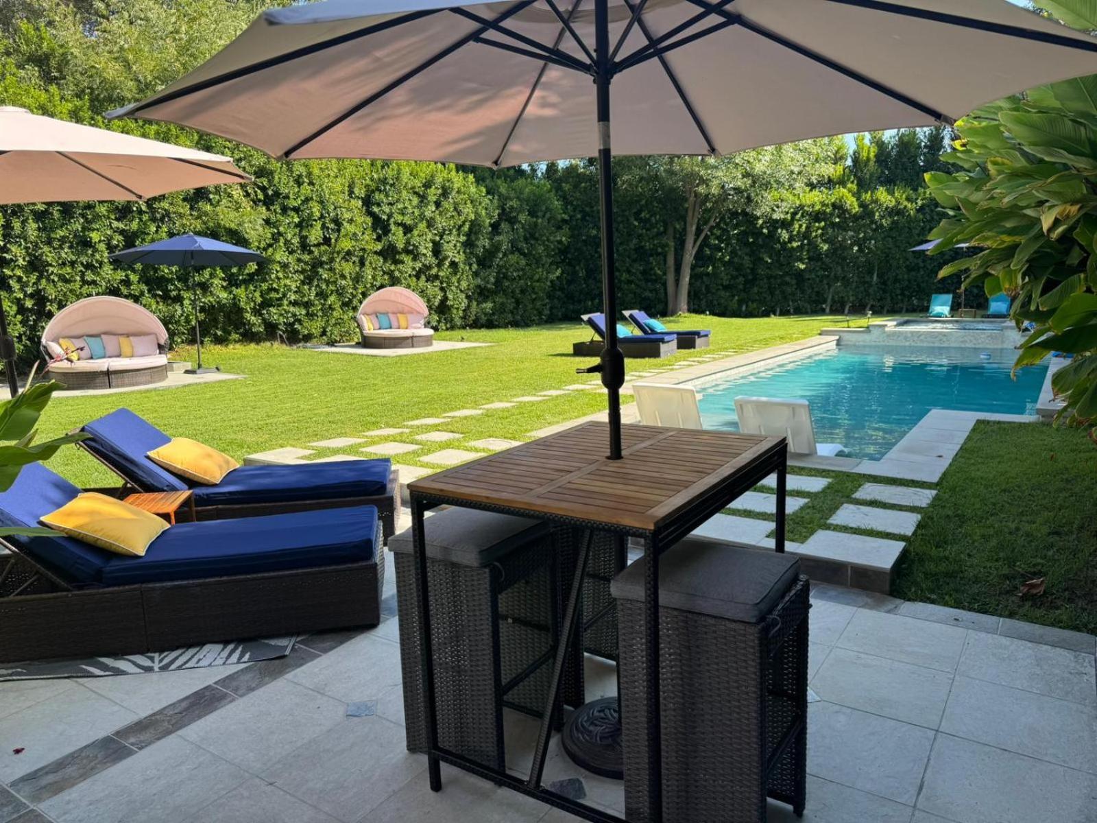 Woodland Hills Paradise Style *
