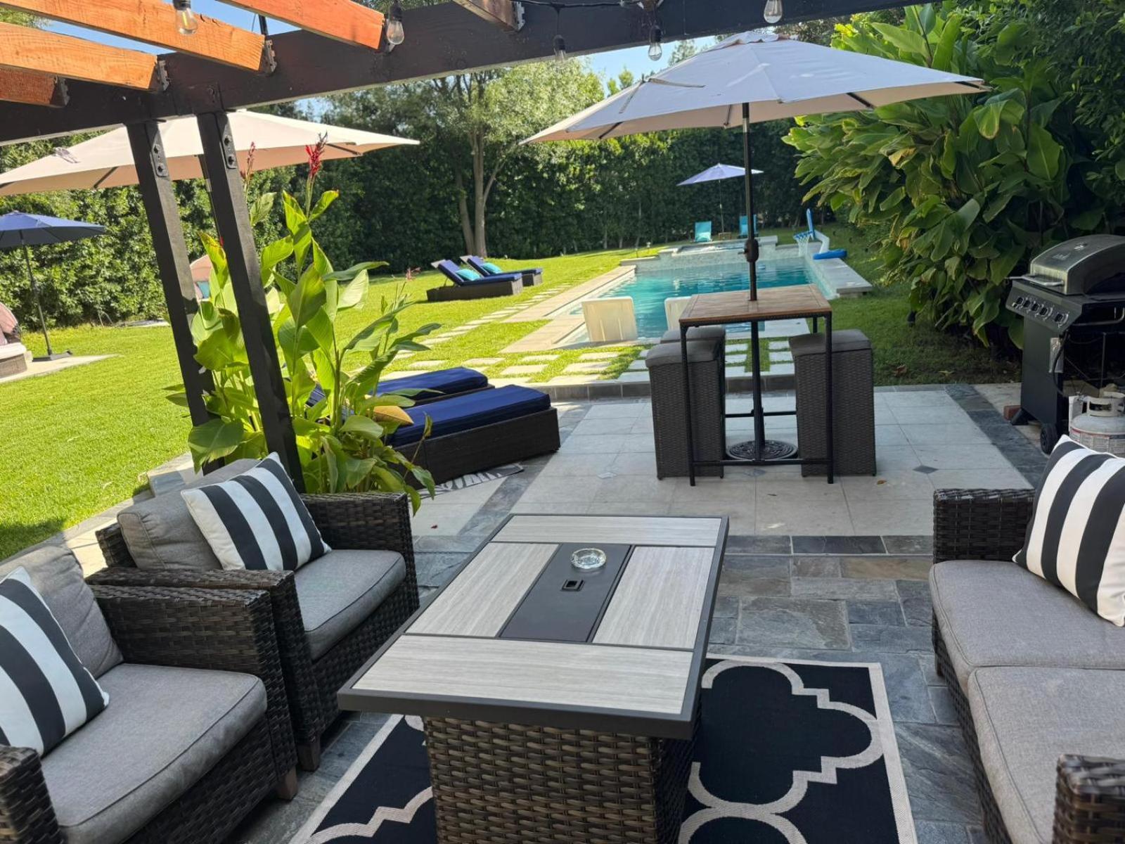 Woodland Hills Paradise Style Los Angeles