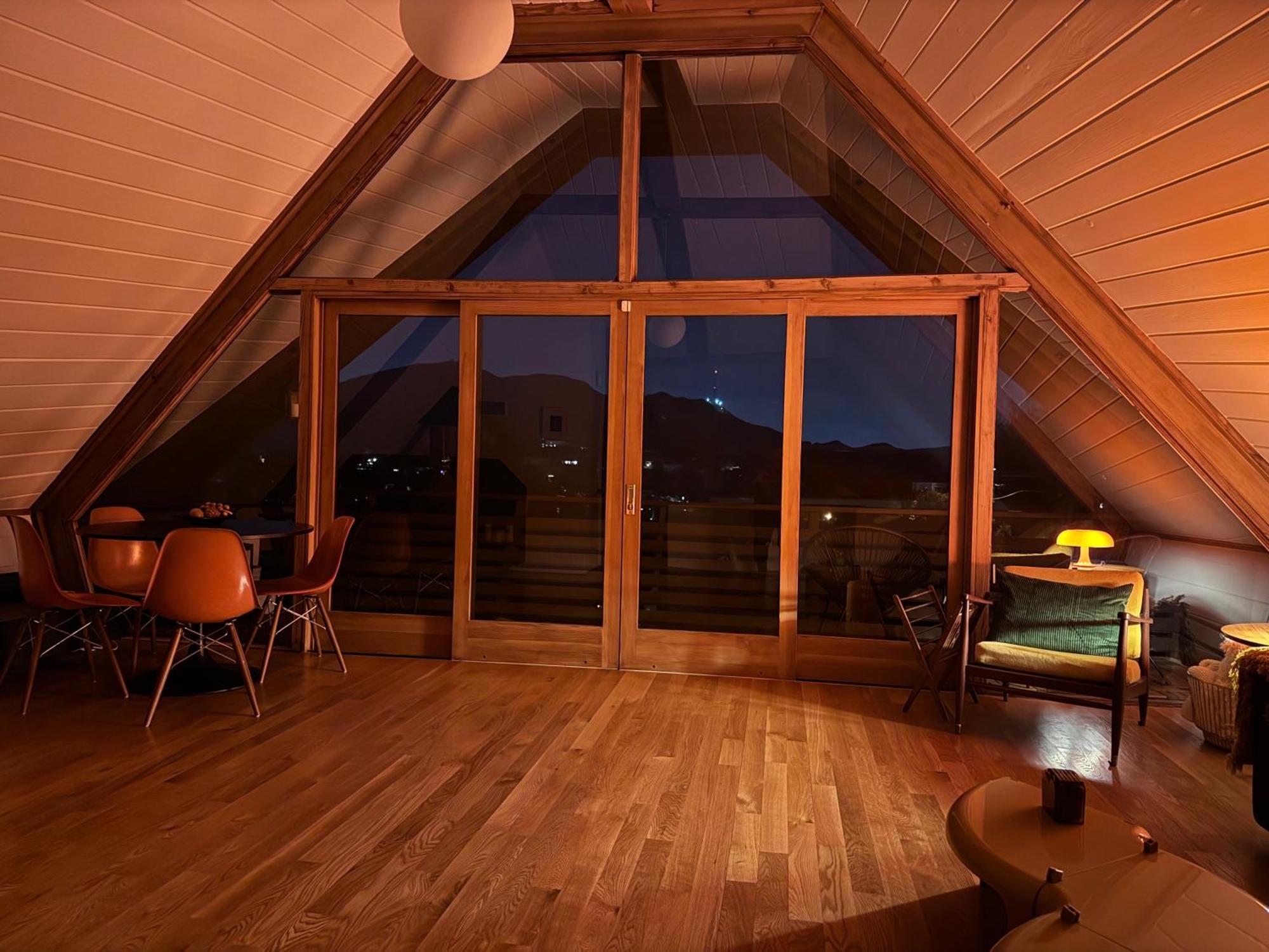 Iconic Gesner Boat House Wview Of Hollywood Sign *