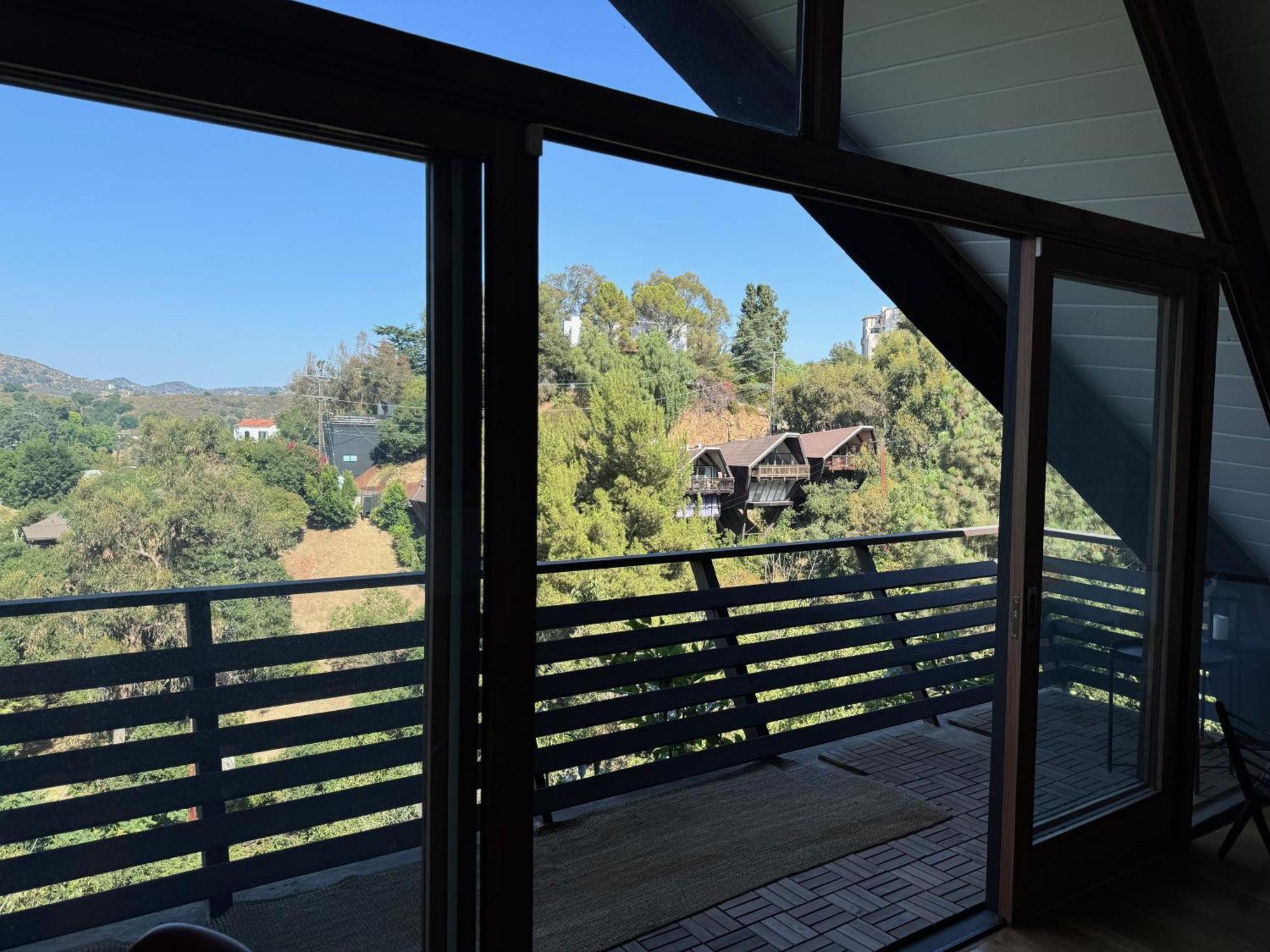 Iconic Gesner Boat House Wview Of Hollywood Sign