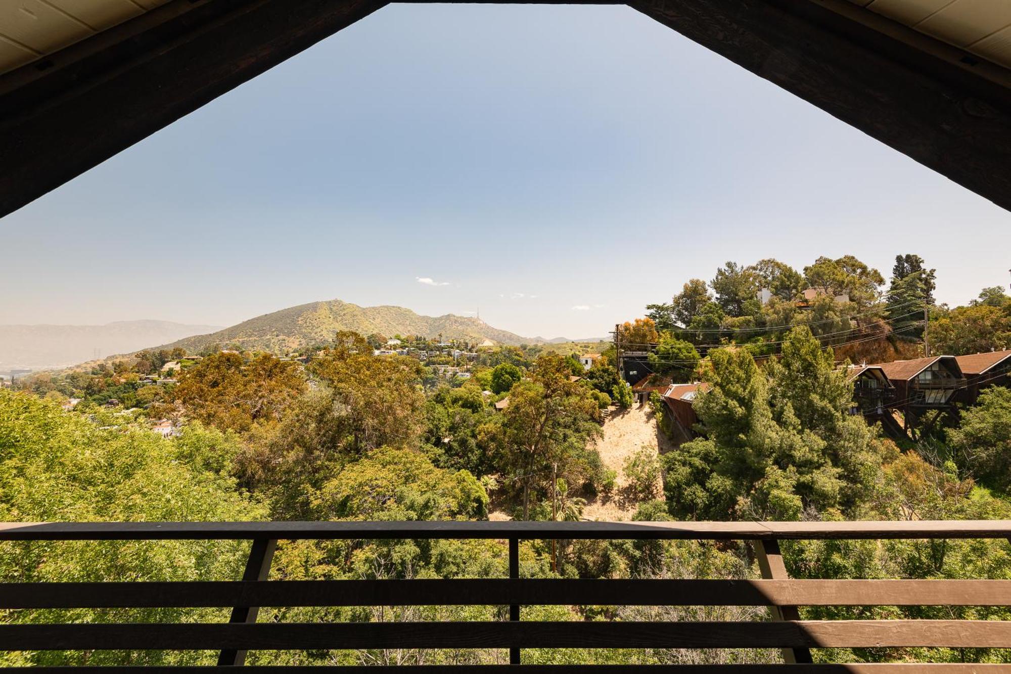 Iconic Gesner Boat House Wview Of Hollywood Sign *