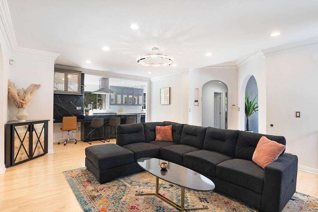 Spacious 6-bedroom La With Fire Pit, Kids' Playground, And Outdoor Dining Los Angeles