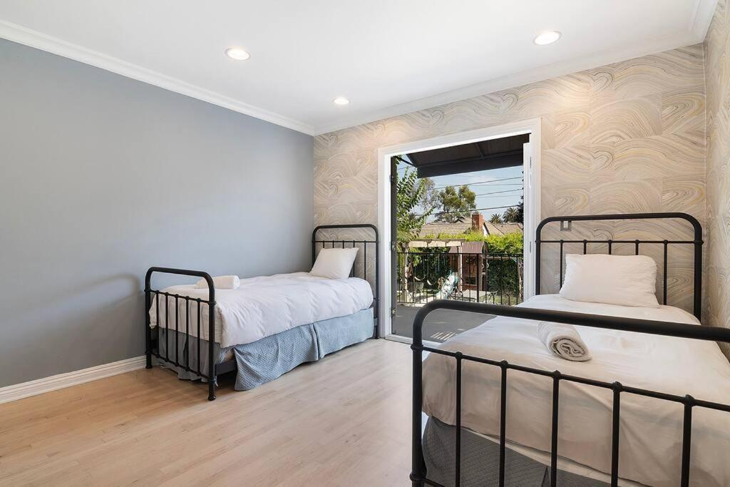 Spacious 6-bedroom La With Fire Pit, Kids' Playground, And Outdoor Dining Villa