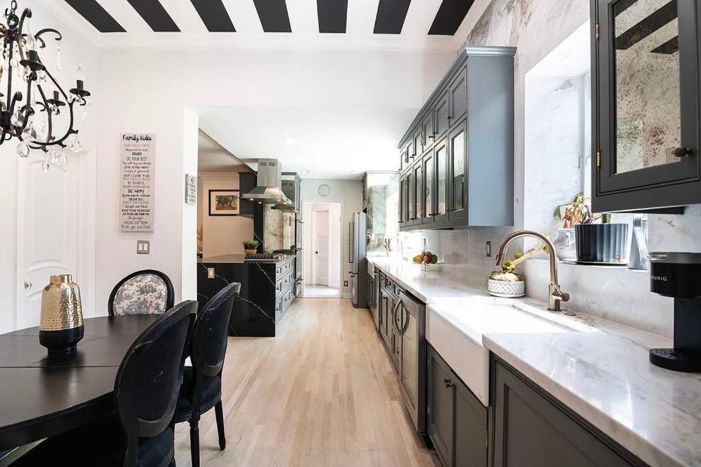 Villa Spacious 6-bedroom La With Fire Pit, Kids' Playground, And Outdoor Dining Los Angeles