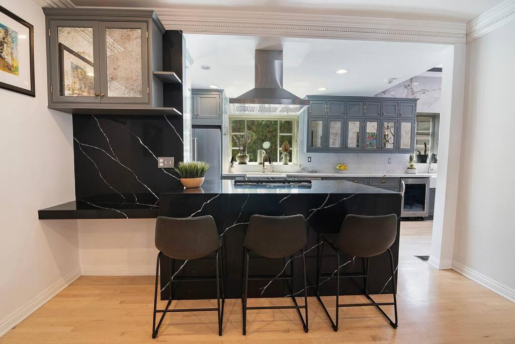 Spacious 6-bedroom La With Fire Pit, Kids' Playground, And Outdoor Dining Los Angeles