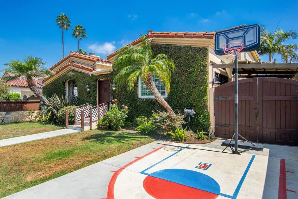 Spacious 6-bedroom La With Fire Pit, Kids' Playground, And Outdoor Dining