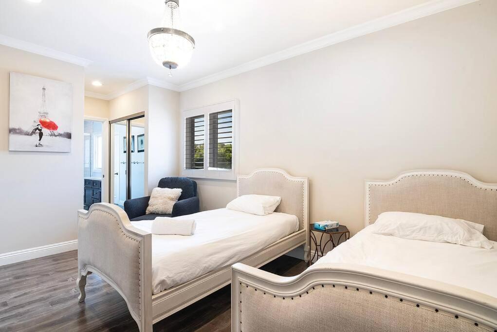 Spacious 6-bedroom La With Fire Pit, Kids' Playground, And Outdoor Dining Villa Los Angeles