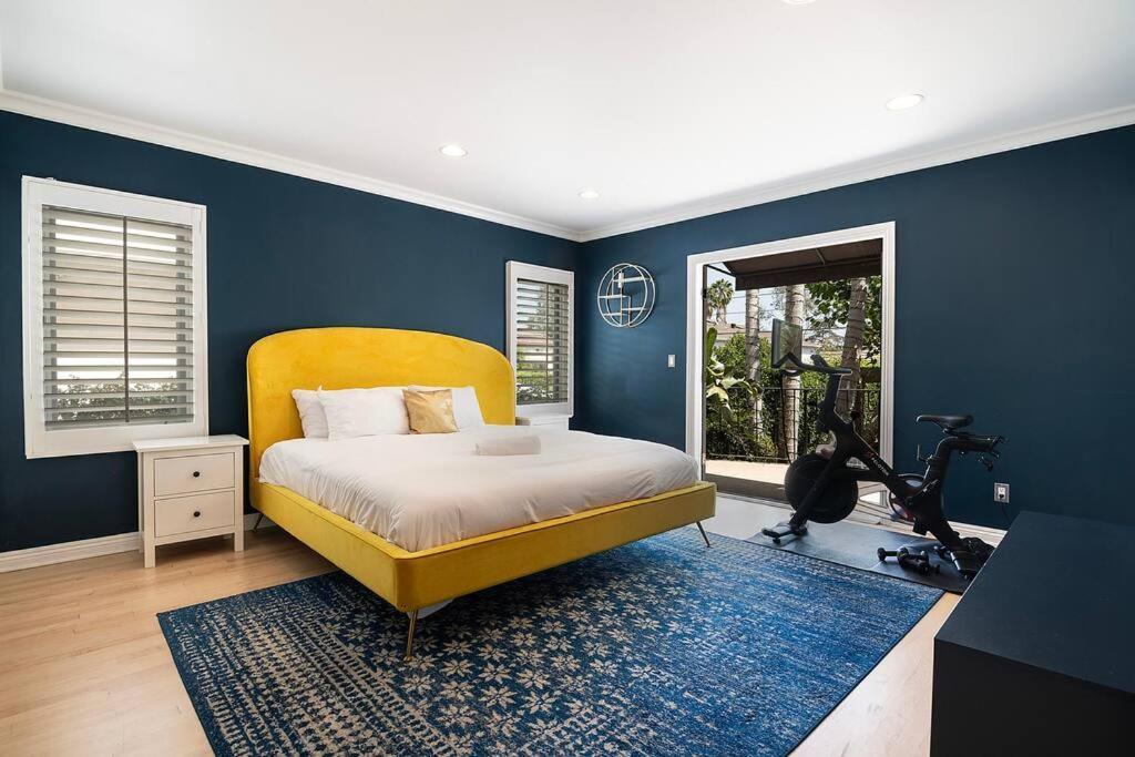 Spacious 6-bedroom La With Fire Pit, Kids' Playground, And Outdoor Dining