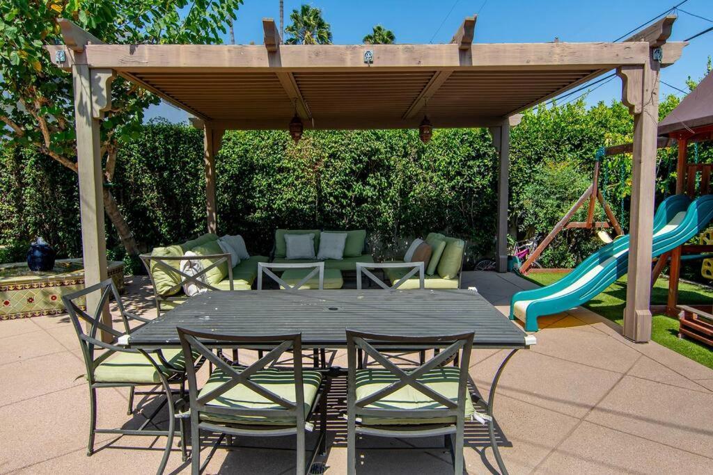 Spacious 6-bedroom La With Fire Pit, Kids' Playground, And Outdoor Dining Villa