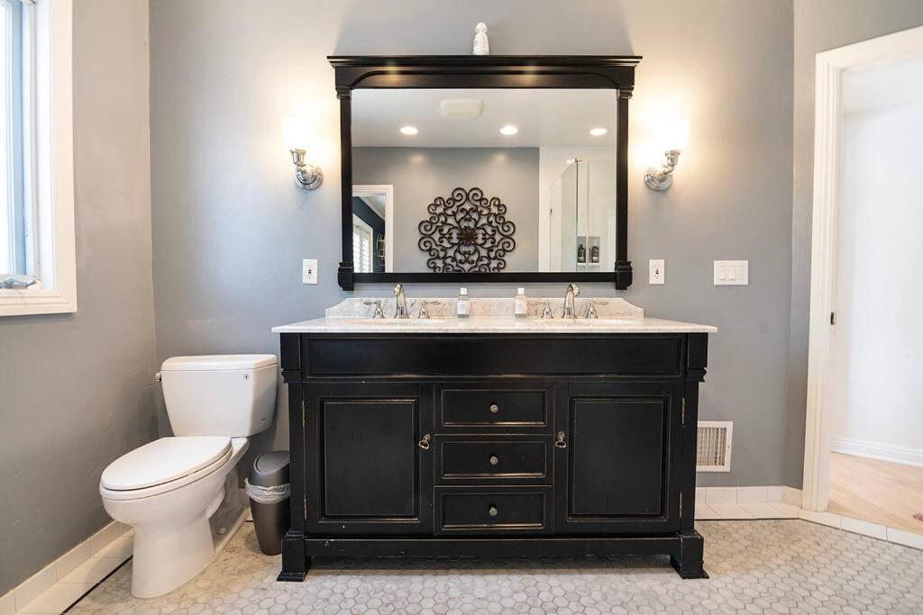 Spacious 6-bedroom La With Fire Pit, Kids' Playground, And Outdoor Dining Villa