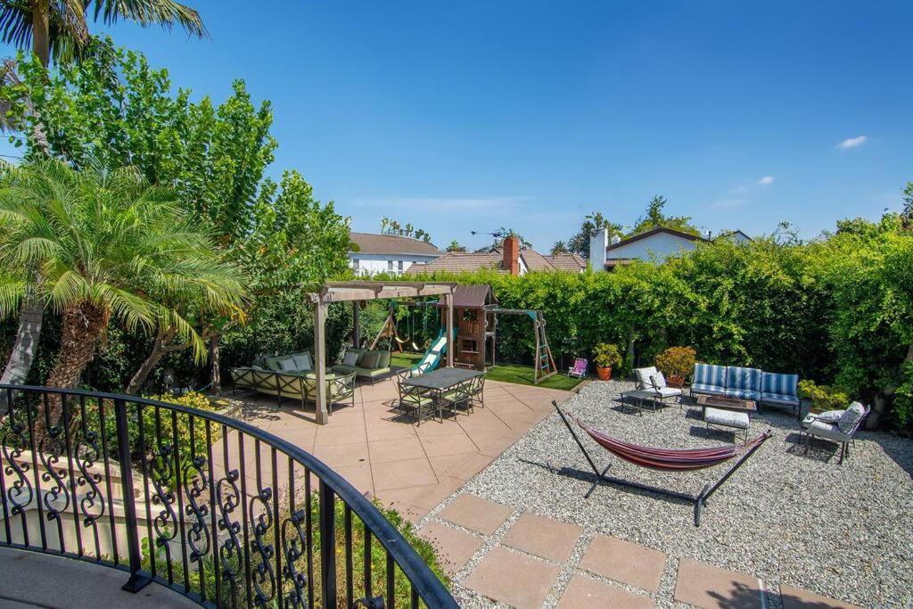 Villa Spacious 6-bedroom La With Fire Pit, Kids' Playground, And Outdoor Dining Los Angeles