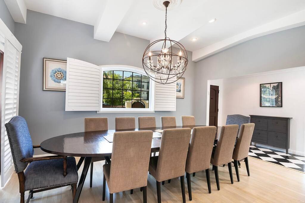Spacious 6-bedroom La With Fire Pit, Kids' Playground, And Outdoor Dining Los Angeles