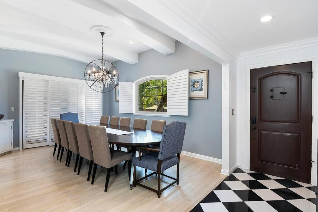 Spacious 6-bedroom La With Fire Pit, Kids' Playground, And Outdoor Dining Villa