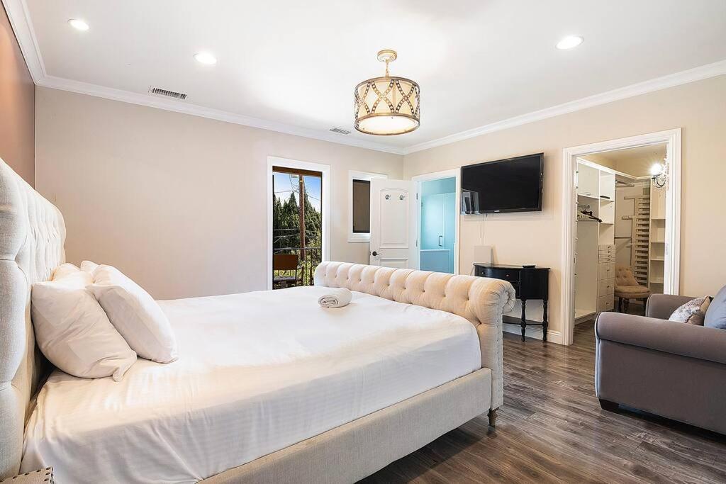 Spacious 6-bedroom La With Fire Pit, Kids' Playground, And Outdoor Dining Los Angeles