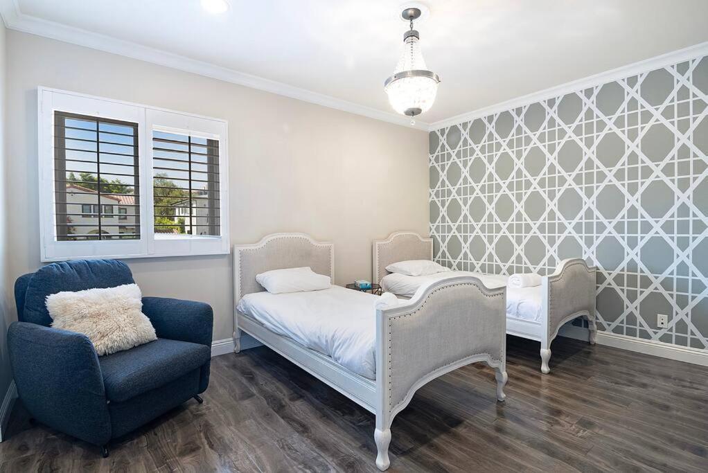 Spacious 6-bedroom La With Fire Pit, Kids' Playground, And Outdoor Dining Villa