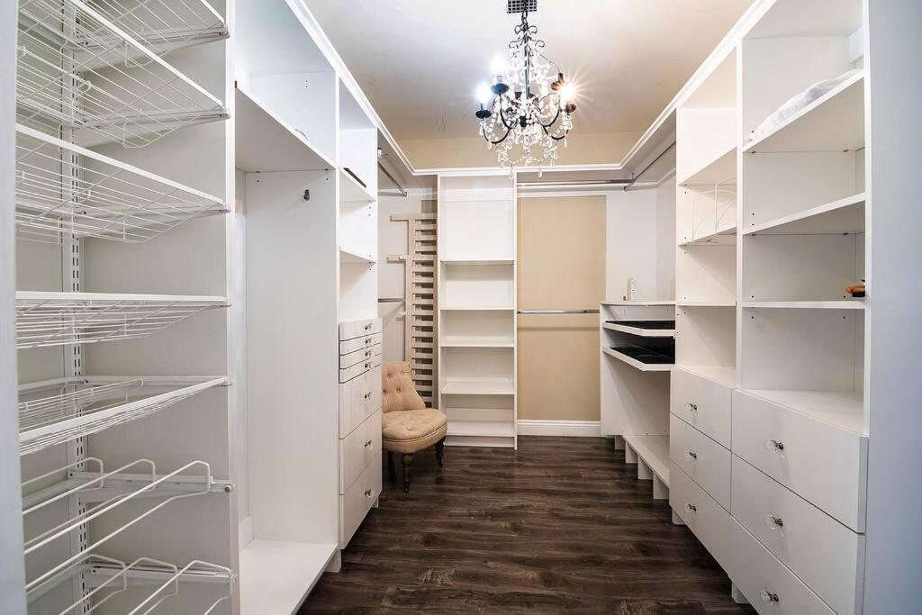 Spacious 6-bedroom La With Fire Pit, Kids' Playground, And Outdoor Dining Villa *