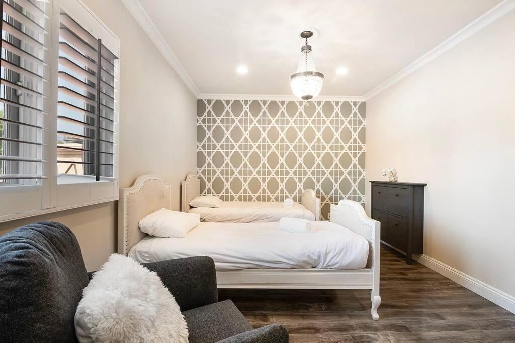 Spacious 6-bedroom La With Fire Pit, Kids' Playground, And Outdoor Dining Villa Los Angeles