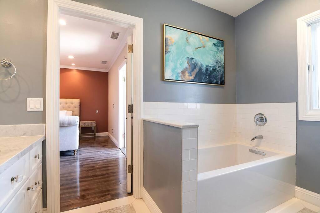 Villa Spacious 6-bedroom La With Fire Pit, Kids' Playground, And Outdoor Dining Los Angeles