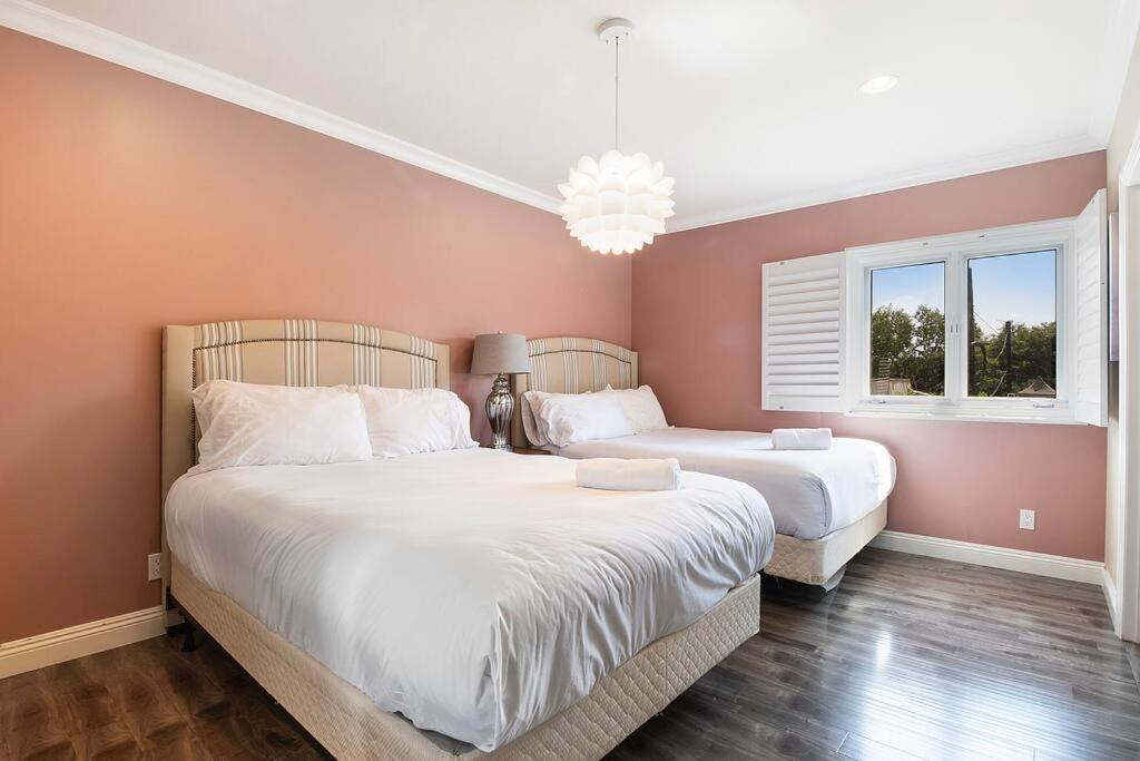 Spacious 6-bedroom La With Fire Pit, Kids' Playground, And Outdoor Dining Villa Los Angeles
